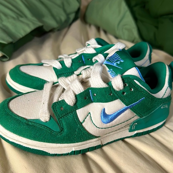 limited addition green nike dunks with blue detailing, size 5 in KIDS, worn once - Picture 1 of 5